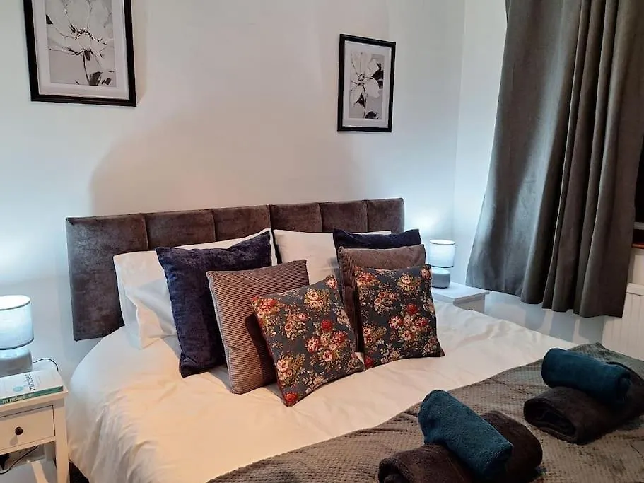Vakantiehuis Cosy & Comfortable 3 Bed House, Office & Driveway Londen