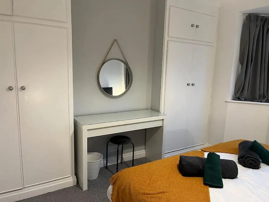Cosy & Comfortable 3 Bed House, Office & Driveway Londen