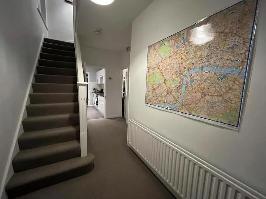 Vakantiehuis Cosy & Comfortable 3 Bed House, Office & Driveway Londen