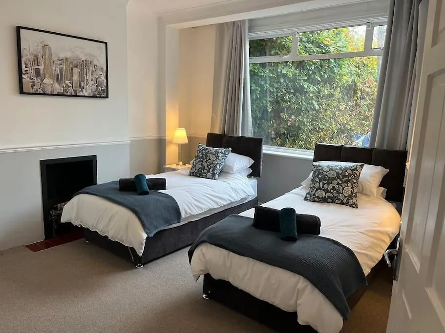 Cosy & Comfortable 3 Bed House, Office & Driveway Londen